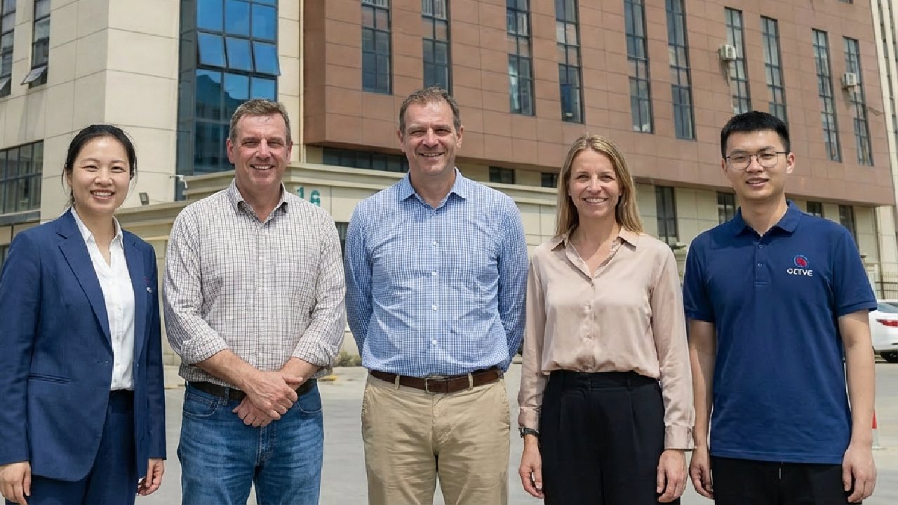 Una delegación de la industria finlandesa visita una fábrica y aprueba el proyecto de una línea de producción con conteo visual de partículas.